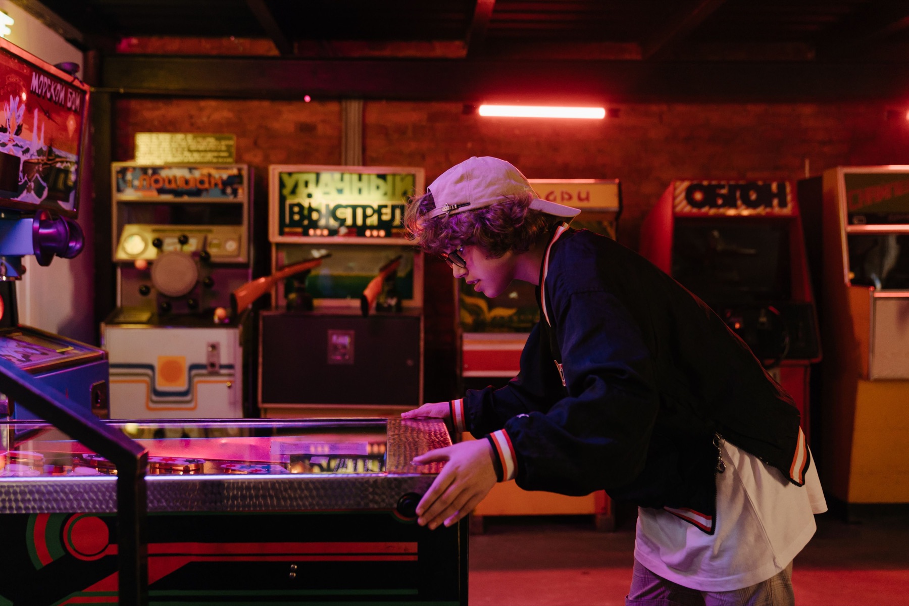 Jeune joueur dans un espace d’arcade professionnel