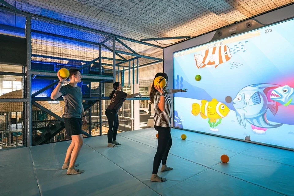 Joueurs devant un mur interactif MultiBall